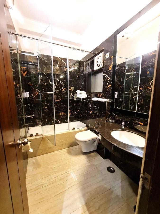 Hotel Royal Castle Grand New Delhi Bagian luar foto